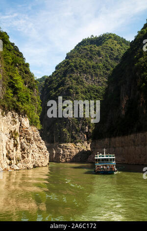 Kleine touristische Boot segeln China Yangtze Nebenfluss Shennong Strom Stockfoto