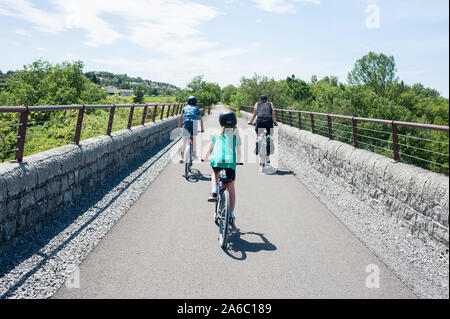 Eine lustige Fahrt mit dem Fahrrad durch die französische Landschaft auf einem alten Bahnhof Radweg Stockfoto