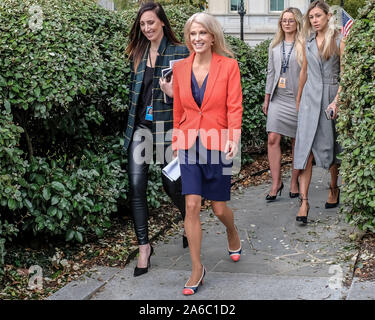 Washington DC, USA. 25 Okt, 2019. Weiße Haus Senior Counsellor Kellyanne Conway kommt, um Mitglieder der Medien nach einem fernsehinterview vor dem Weißen Haus am 25. Oktober 2019 in Washington, DC sprechen. Credit: Alex Wroblewski/CNP Credit: Alex Wroblewski/CNP/ZUMA Draht/Alamy leben Nachrichten Stockfoto