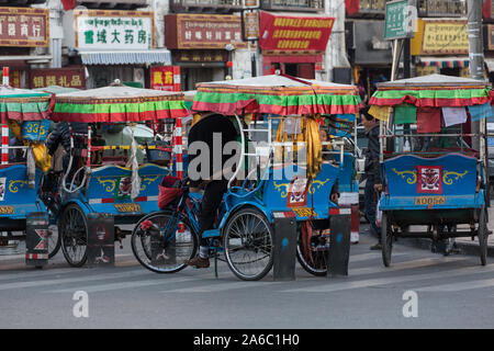 Pedicabs oder Fahrrad Rikschas warten für Passagiere in Lhasa, Tibet. Die fahrradrikscha ist eine kostengünstige Form der Beförderung in vielen Teilen von Asien. Stockfoto