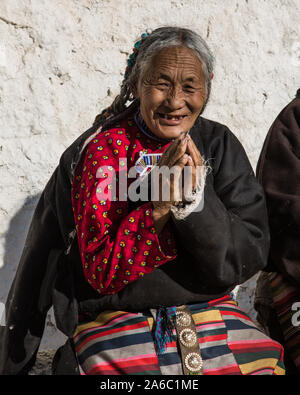 Ein khamba Tibetischen Frau aus der Kham Region Tibet auf einer Pilgerreise nach Lhasa, Tibet, das Tragen ihrer farbenfrohen traditionellen bangdian oder pangden Schürze. Stockfoto