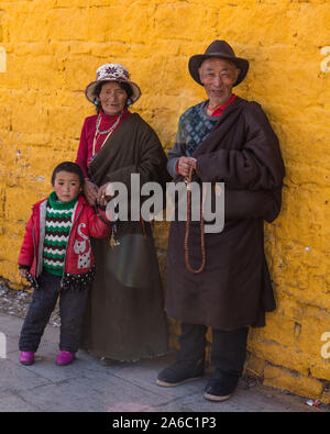 Tibetische Großeltern mit ihren Enkel in Lhasa, Tibet. Der Mann trägt einen chuba oder chupa - die schweren Schaffell gefüttert Fell mit langen Ärmeln. Stockfoto