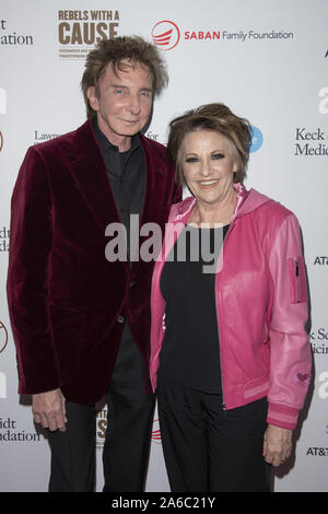 Oktober 24, 2019, Los Angeles, Kalifornien, USA: Barry Manilow und LORNA LUFT nehmen an der "Rebellen, die mit einer Ursache" zugunsten von Lawrence J. Ellison Institut für transformative Medizin der USC am Wasser Garten in Santa Monica, Kalifornien. (Bild: © Charlie Steffens/ZUMA Draht) Stockfoto