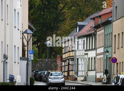 Bernau, Deutschland. 16 Okt, 2019. Autos in der Stadt an der Wand neben Wohngebäuden auf Hohe Steinstraße' vor der sogenannten Katzenellenbogen. Die renovierten Fachwerkhäusern aus dem 17./18. Jahrhundert. Credit: Soeren Stache/dpa-Zentralbild/ZB/dpa/Alamy leben Nachrichten Stockfoto