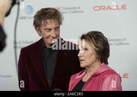 Oktober 24, 2019, Los Angeles, Kalifornien, USA: Barry Manilow und LORNA LUFT nehmen an der "Rebellen, die mit einer Ursache" zugunsten von Lawrence J. Ellison Institut für transformative Medizin der USC am Wasser Garten in Santa Monica, Kalifornien. (Bild: © Charlie Steffens/ZUMA Draht) Stockfoto