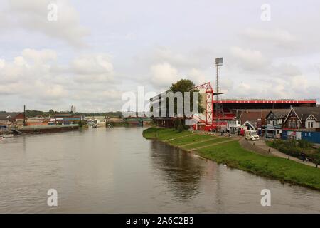 Blick auf die Stadt Boden, der Heimat von Nottingham Forest F.C, neben dem Fluss Trent, zwei Stunden vor dem Kick off am Spieltag. Stockfoto