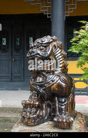 Bronze chinesischen Guardian lion Statue in der Geisterstadt Fengdu China Stockfoto