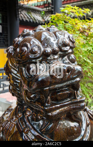Bronze chinesischen Guardian lion Statue in der Geisterstadt Fengdu China Stockfoto