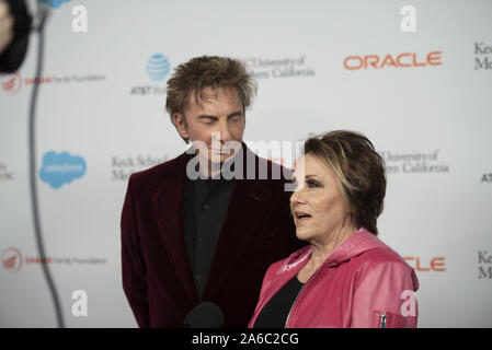 Oktober 24, 2019, Los Angeles, Kalifornien, USA: Barry Manilow und LORNA LUFT nehmen an der "Rebellen, die mit einer Ursache" zugunsten von Lawrence J. Ellison Institut für transformative Medizin der USC am Wasser Garten in Santa Monica, Kalifornien. (Bild: © Charlie Steffens/ZUMA Draht) Stockfoto