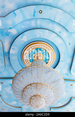 Schöne Kronleuchter aus Kristall Übergabe von Himmel Decke große, runde elegante Stockfoto