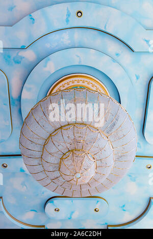 Schöne Kronleuchter aus Kristall Übergabe von Himmel Decke große, runde elegante Stockfoto