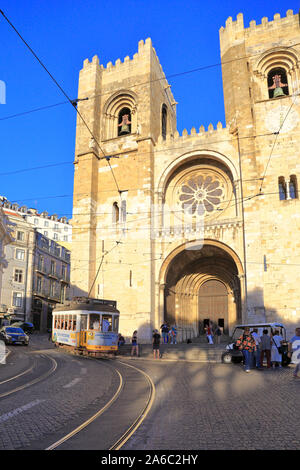 Eine klassische Remodelado tram Touristen außerhalb von Lissabon Kathedrale, besser, da Sé de Lisboa, Lissabon, Portugal bekannt. Stockfoto