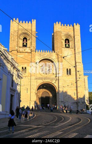 Touristen außerhalb von Lissabon Kathedrale, besser, da Sé de Lisboa, Lissabon, Portugal bekannt. Stockfoto