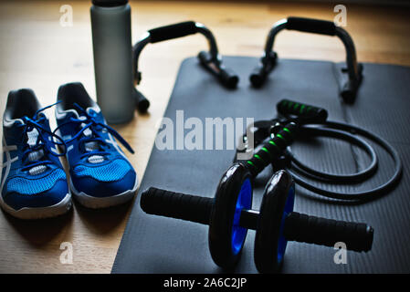 Training Ausrüstung auf Fitness Matte Stockfoto