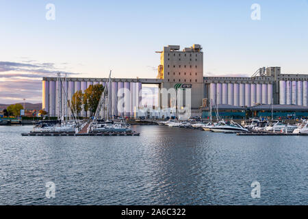 Quebec City, Kanada - 4. Oktober 2019: Quebec Hafen bei Sonnenuntergang, mit Getreidesilos im Hintergrund. Stockfoto