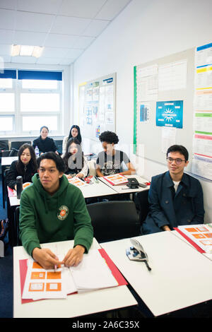 Internationale Studierende in einem Klassenzimmer im Unterricht sitzen. Stockfoto