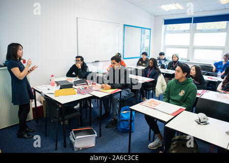 Internationale Studierende in einem Klassenzimmer im Unterricht sitzen. Stockfoto
