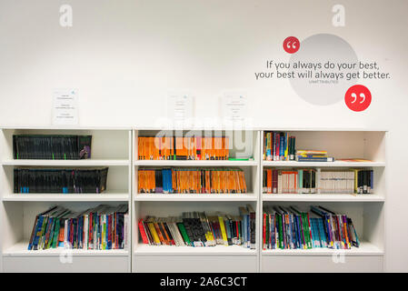 Einer Universität oder einem College Bibliothek mit Büchern in den Regalen, Studenten und Computer Stockfoto