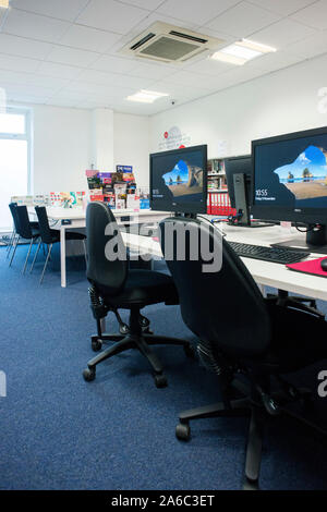 Einer Universität oder einem College Bibliothek mit Büchern in den Regalen, Studenten und Computer Stockfoto
