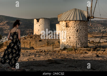 Bodrum, Türkei - 21 August, 2019. Touristen genießen Aussicht auf die berühmten Windmühlen in oben auf dem Hügel. Bodrum. Provinz Mugla, Türkei. Stockfoto