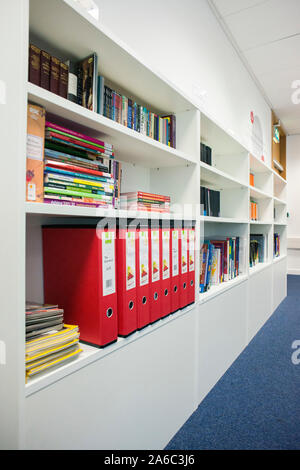 Einer Universität oder einem College Bibliothek mit Büchern in den Regalen, Studenten und Computer Stockfoto
