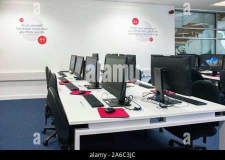Einer Universität oder einem College Bibliothek mit Büchern in den Regalen, Studenten und Computer Stockfoto