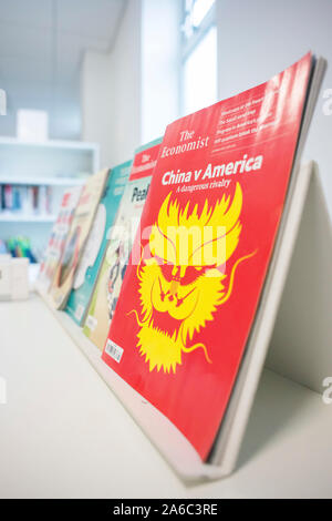 Einer Universität oder einem College Bibliothek mit Büchern in den Regalen, Studenten und Computer Stockfoto