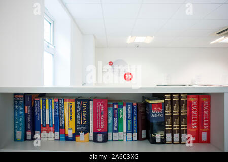 Einer Universität oder einem College Bibliothek mit Büchern in den Regalen, Studenten und Computer Stockfoto
