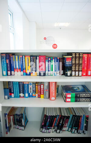 Einer Universität oder einem College Bibliothek mit Büchern in den Regalen, Studenten und Computer Stockfoto