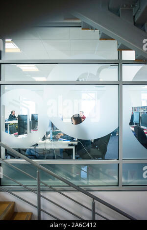 Einer Universität oder einem College Bibliothek mit Büchern in den Regalen, Studenten und Computer Stockfoto