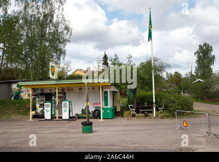 Eine alte Tankstelle, BP, in Björkfors, Schweden. BP Plc (ehemals British Petroleum Company plc und BP Amoco Plc) ist eine britische multinationale Öl- und Gasunternehmen mit Sitz in London, Vereinigtes Königreich. Foto Jeppe Gustafsson Stockfoto