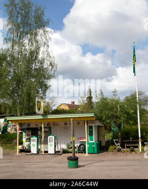 Eine alte Tankstelle, BP, in Björkfors, Schweden. BP Plc (ehemals British Petroleum Company plc und BP Amoco Plc) ist eine britische multinationale Öl- und Gasunternehmen mit Sitz in London, Vereinigtes Königreich. Foto Jeppe Gustafsson Stockfoto