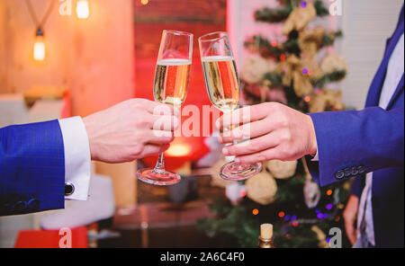 Trinken Sie ein Glas Champagner in der Partei. Kollegen feiern das neue Jahr. Männliche Hände Anzug halten Sektgläser. Cheers Konzept. Neues Jahr. Party mit Champagner. Können feiern. Erfolgreiches Jahr. Stockfoto