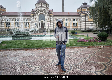 Junger Mann mit seinem Handy auf der Straße Stockfoto