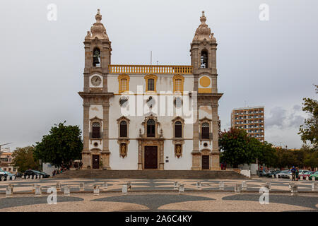 Carmo Kirche, Faro, Algarve, Portugal 18. Jahrhundert katholische Kirche für ihre kleine Kapelle aus dem Knochen und Schädel der Mönche bekannt Stockfoto