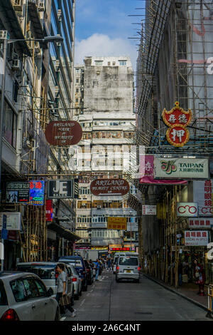 Spaziergang durch die belebten Straßen von Hong Kong, die voll von den ikonischen Straße und Business Zeichen ist überall. Stockfoto