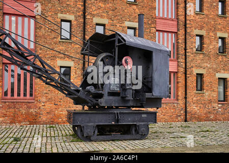 Dampfbetriebene Hafenkrans auf Schienen in Gloucester Docks Stockfoto