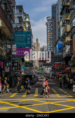 Spaziergang durch die belebten Straßen von Hong Kong, die voll von den ikonischen Straße und Business Zeichen ist überall. Stockfoto