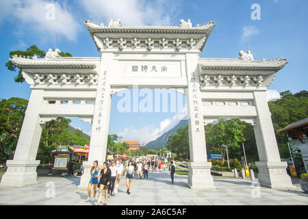 Das Haupttor zum Big Buddha in Lantau Island, Hong Kong. Es ist eine erstaunlich kurze Flucht aus der überfüllten Stadt mit diesem atemberaubenden Natur rund um Stockfoto