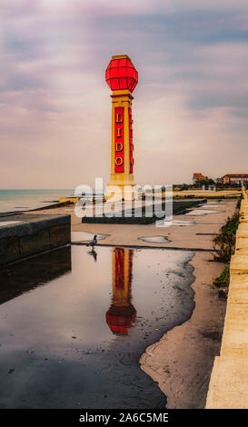 Reflexionen in einer Pfütze aus einer geschützten Art Deco Lido Turm Schild an der jetzt aufgegebenen Margate Baden im Meer Pool, Kent, Großbritannien Stockfoto