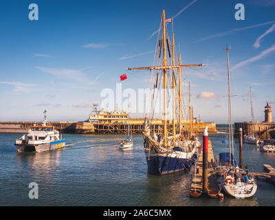 Ramsgate, Großbritannien - 12.September 2019 Die Segelyacht ALVA, eine Superyacht von großen Ausmaßen, in Ramsgate Royal Hafen vertäut. Dieses 52 m Luxusyacht war der Mensch Stockfoto