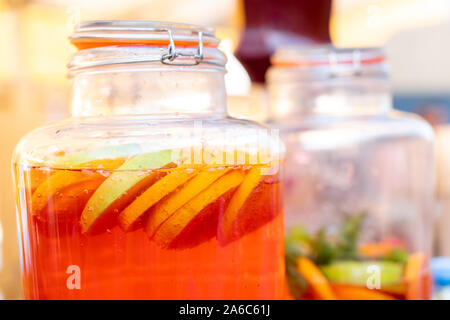 Natürliche Saft aus frischen Früchten. Drink an der Bar in einem Glas auf der Straße. Close Up. Stockfoto