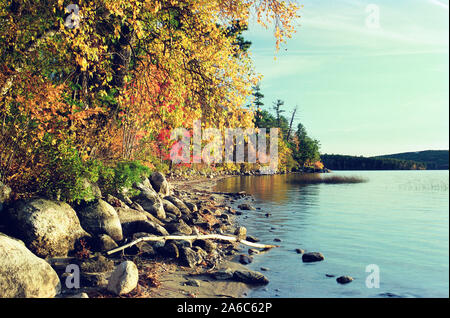 Neuengland Seeufer im Herbst - See Massabesic Stockfoto