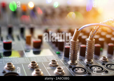 Audio Sound Mixer Analoge in der Tonregie auf unscharfen Hintergrund Stockfoto