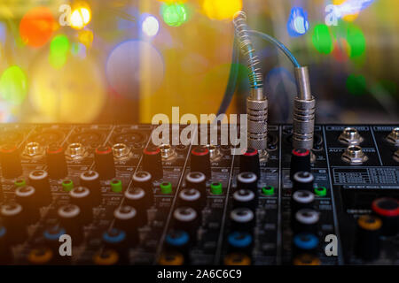 Audio Sound Mixer Analoge in der Tonregie auf unscharfen Hintergrund Stockfoto