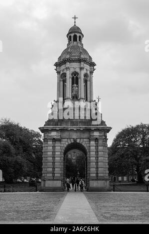 Ein schwarz-weißes Bild der Der Campanile des Trinity College in Dublin. Stockfoto