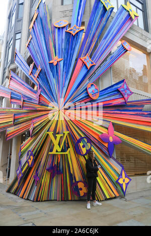 London, Großbritannien. 25. Oktober 2019. Die neu renovierten Louis Vuitton Flagship Store mit einem Starburst Design der amerikanischen Künstlerin Sarah Crowner in New Bond Street eröffnet. Credit: Amer ghazzal/Alamy leben Nachrichten Stockfoto