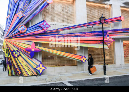 London, Großbritannien. 25. Oktober 2019. Die neu renovierten Louis Vuitton Flagship Store mit einem Starburst Design der amerikanischen Künstlerin Sarah Crowner in New Bond Street eröffnet. Credit: Amer ghazzal/Alamy leben Nachrichten Stockfoto