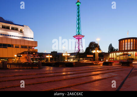 Oktober 14, 2019. Freie Internationale Congress Centrum Berlin mit beleuchteten Funkturm in wechselnden Farben, während das "Festival der Lichter". Stockfoto