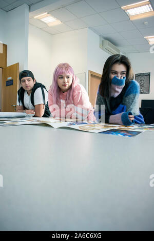 Internationale Studierende in Kunst klasse Studie an einem Tisch Stockfoto